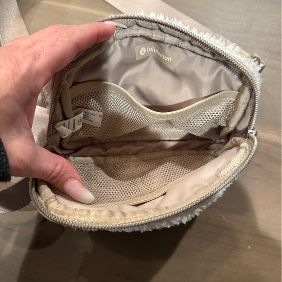 EUC LULULEMON EVERYWHERE FLEECE BELT BAG IN CREAM - Picture 6 of 6
